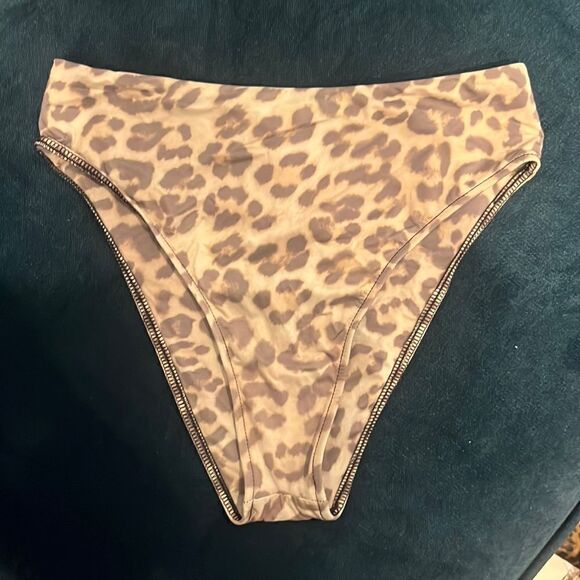 Frankie’s Leopard Bikini Bottoms - Picture 1 of 3